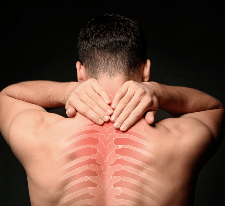 Mężczyzna martwi się osteochondrozą odcinka piersiowego kręgosłupa