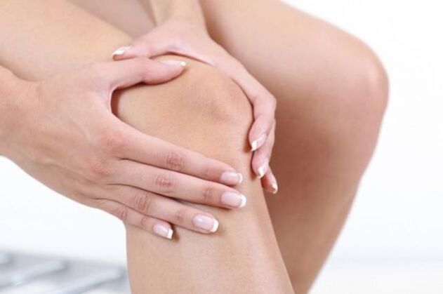 W przypadku artrozy pojawia się ostry ból, zmniejszający ruchomość stawu kolanowego. 